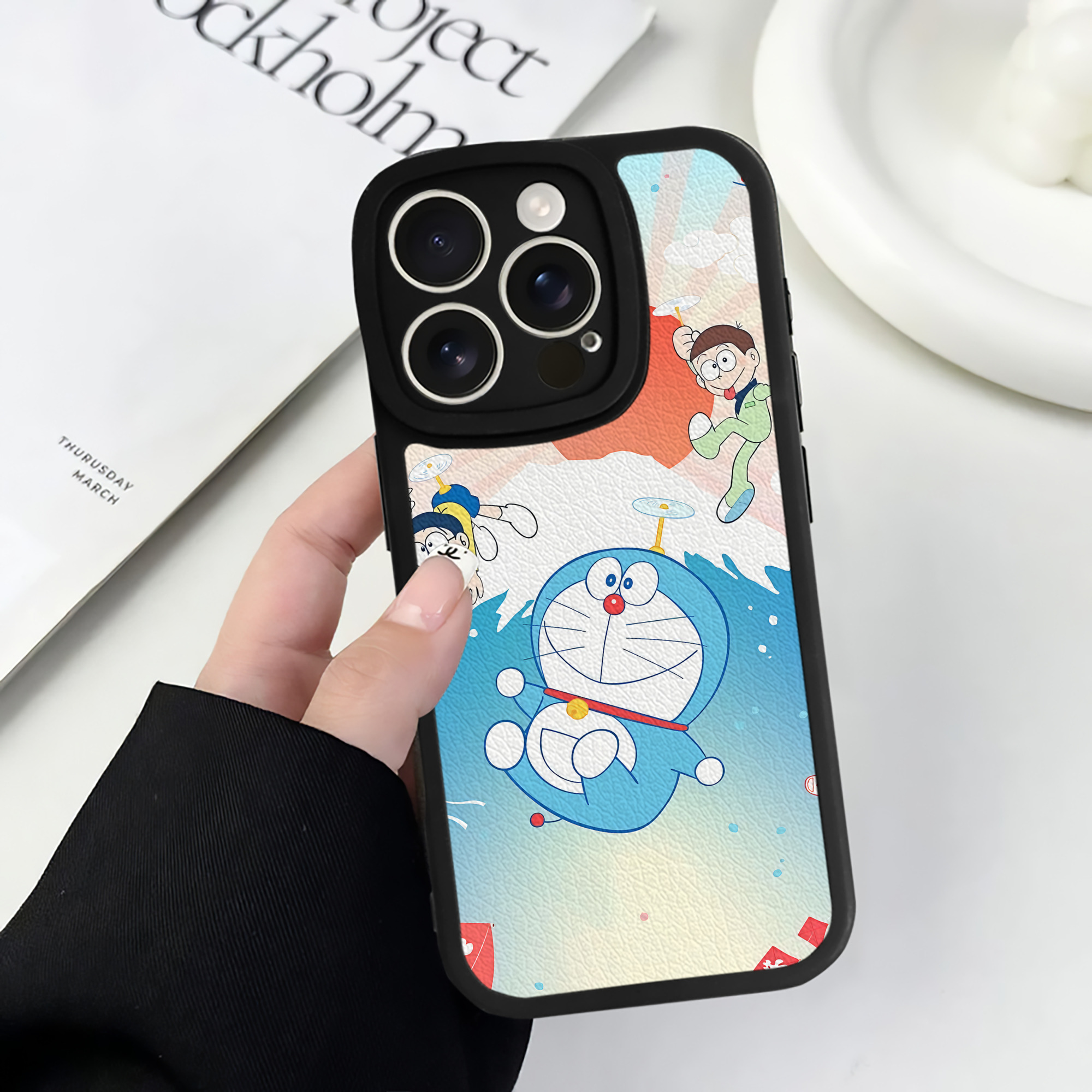 （画像用） ドラえもん Doraemon 【iPhone 16シリーズ対応】シリコンスマホケース（レザー調） 材質：シリコン